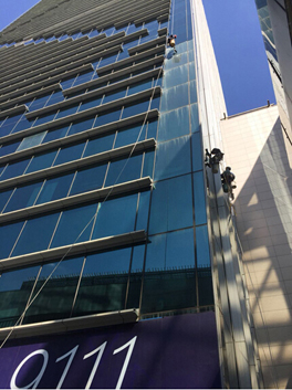 喜迎國慶，“蜘蛛俠”給中企大廈添風采