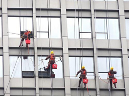 清洗建筑物外表不但美化環(huán)境還起到保護(hù)建筑物的作用